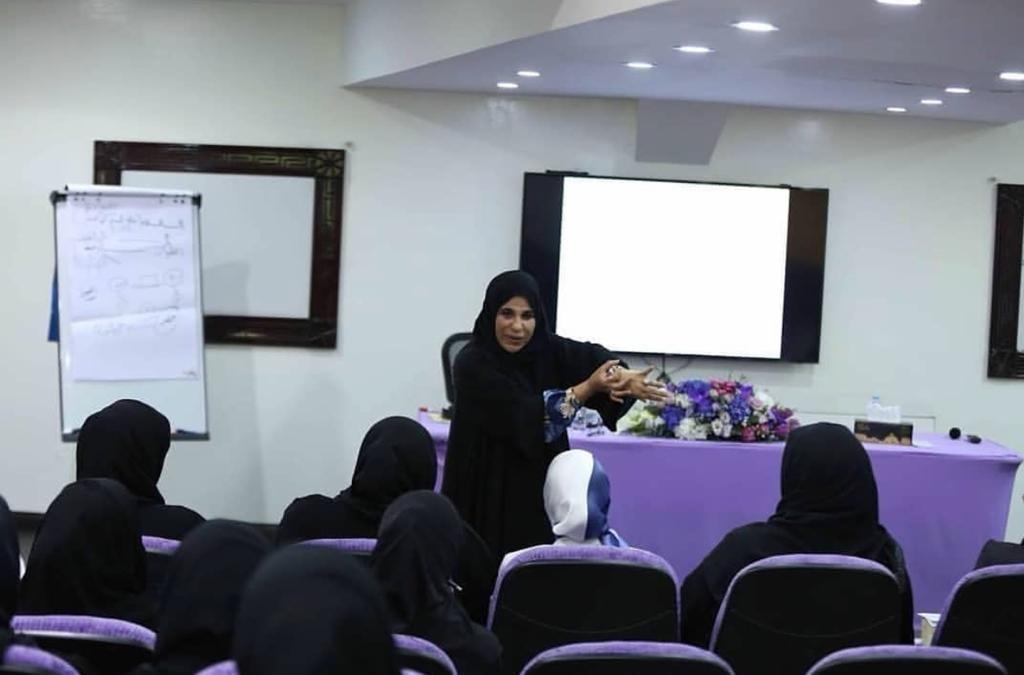 نظم مركز رعاية الأيتام "دريمة " دورة تدريبية للمختصين ومقدمي الخدمات والرعاية والأسر الحاضنة البديلة ضمن مشروع "الإستقرار الأسري" الذي أعدّه المركز لمساعدة الأسرة الحاضنة على إبلاغ الطفل اليتيم بوضعه الإجتماعي بالأساليب والطرق النفسية والتربوية السليمة. واستخدام أفضل الاساليب النفسية والاجتماعية للإبلاغ - تنمية المهارات الاجتماعية والنفسية للطفل اليتيم بعد الإبلاغ. التعايش في المجتمع في ظل معرفته بوضعه الاجتماعي. تقدم الدورة الدكتورة وداد العيسى، الاستشارية النفسية والأسرية، وتهدف إلى رفع كفاءة العاملين من